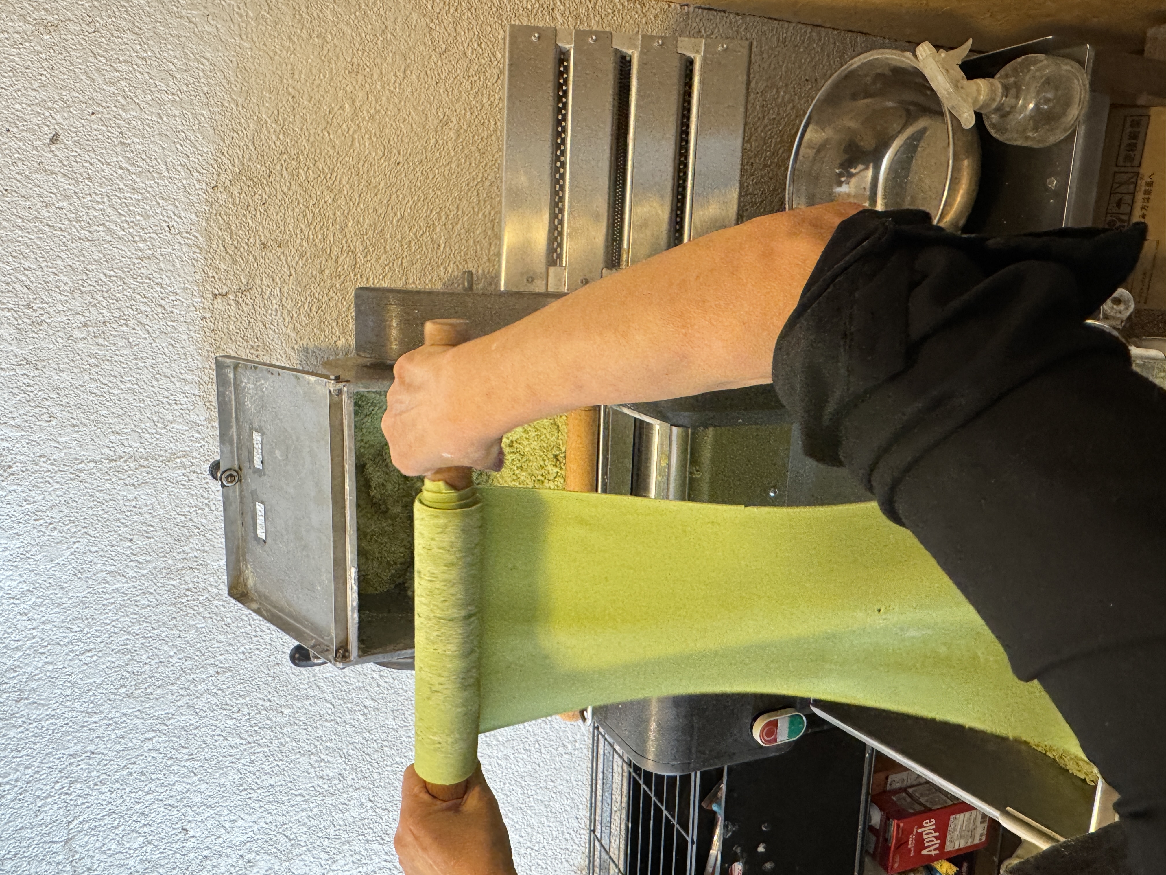 パスタマシンから出てくる緑のパスタ生地