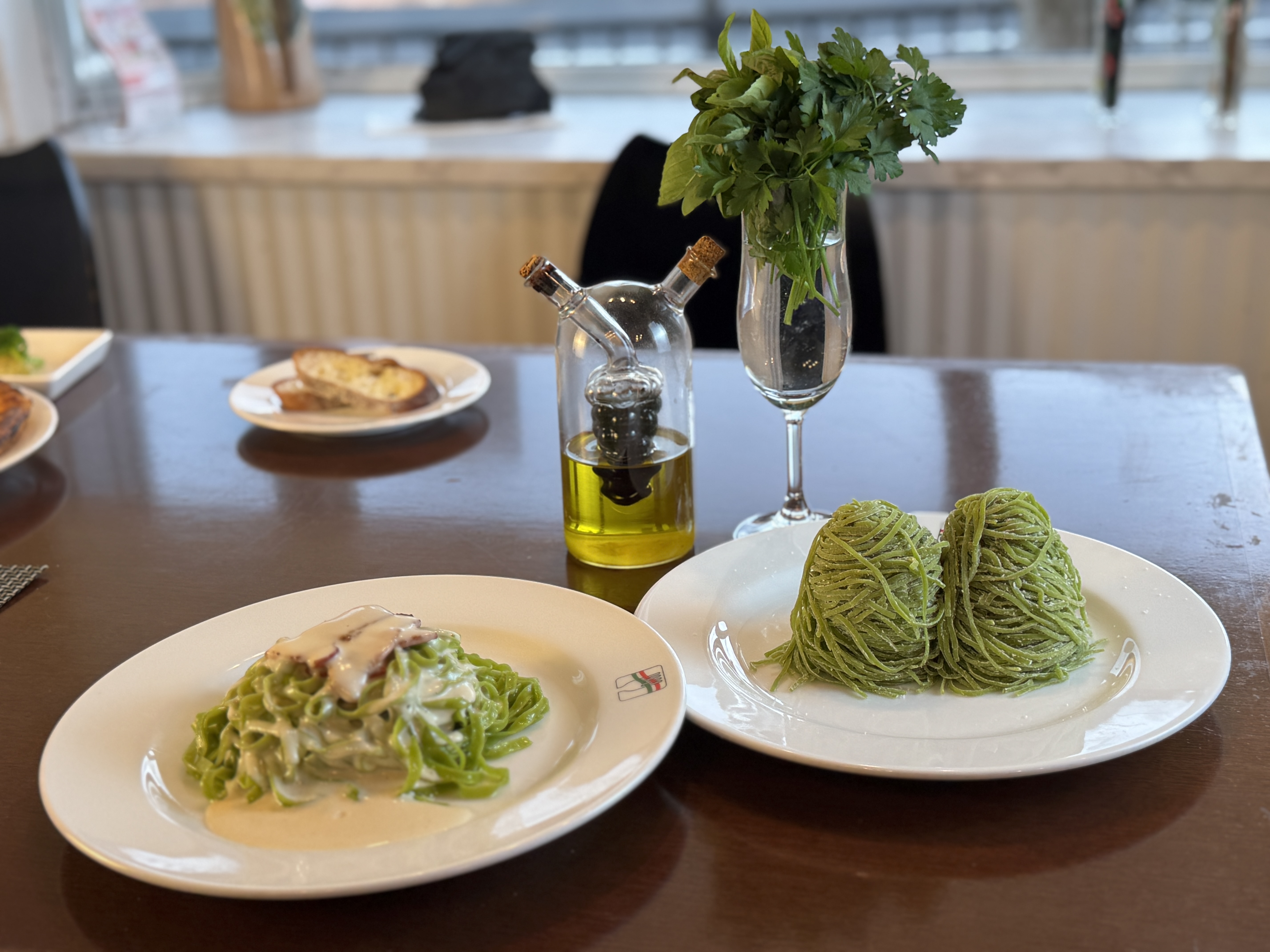 パスタマシンに材料を入れる様子