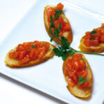 【ブルースケッタ】
ガーリックトーストのトマト添え（有機栽培のフレッシュトマトを使用）