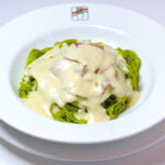 【カリカリベーコンとホワイトクリームソースパスタ】 
ジューシーなベーコンとホワイトクリームソースでコクのある味わいが人気の逸品です。