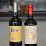 ワインは、グラス・デキャンタ他、ボトルを取り扱っております。