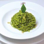 【ジェノベーゼ】
フレスカ人気No.1のバジルペースト。 フレッシュバジルをもぎ取り作る、当店独自のペーストをぜひお試しください。