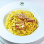 【カルボナーラ】
たまごと生クリーム仕立ての濃厚ソースに太めのパスタをからめました。