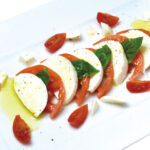 【モッツァレラチーズとトマトバジル添え】
水牛のチーズ独特の舌触りをお楽しみ下さい。