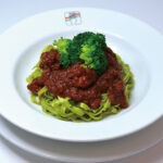 【鶏肉とブロッコリーのチリトマトソースパスタ】
朝採れの低カロリーで高タンパクな鶏肉を赤ワインとトマトソースでじっくりと煮込みました。