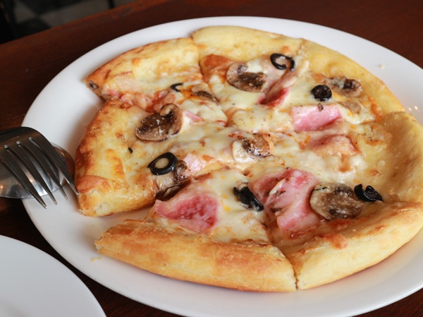 ベーコンとマッシュルームのピザ