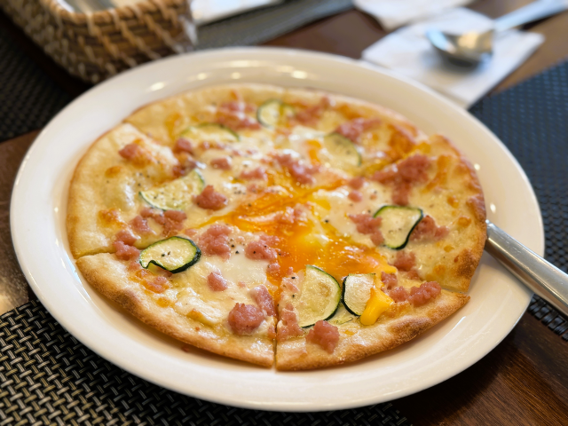 サルシッチャと玉子のピザ